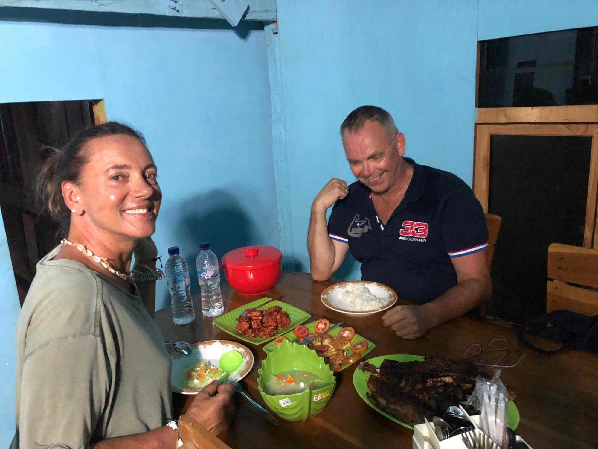 Dua Putri Komodo Homestay Extérieur photo