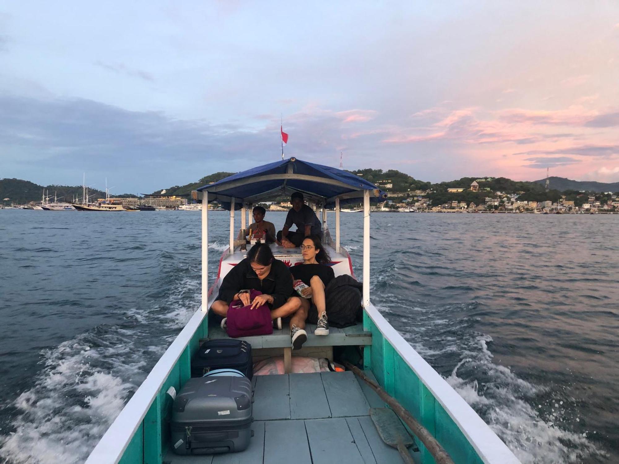 Dua Putri Komodo Homestay Extérieur photo
